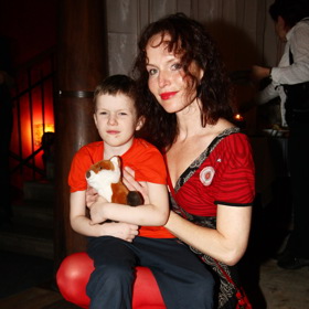 Archivní snímek z roku 2013 zachycujeme Sáru s jedním ze tří synů.