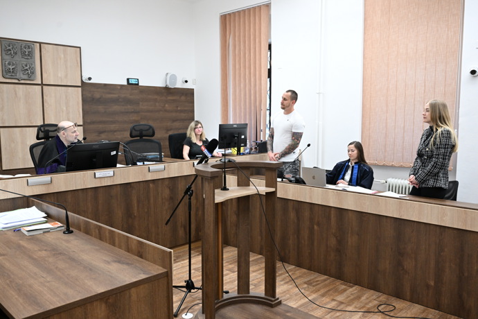 FOTO: Mercedes Treyová a Vladislav Trejbal u soudu. – stránka 19
