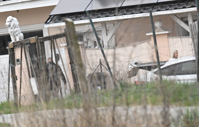 FOTO: Karlos Vémola vyšel po chvíli ven. – stránka 12