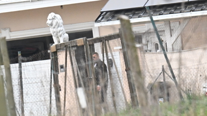 FOTO: Karlos Vémola vyšel po chvíli ven.