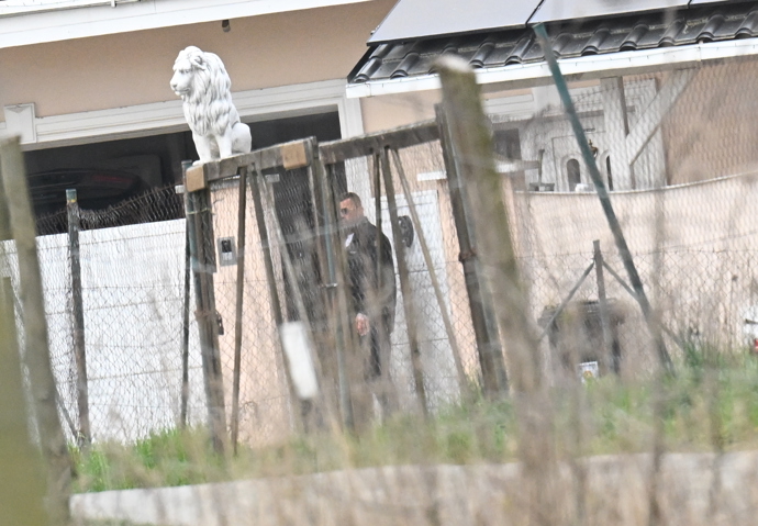 FOTO: Karlos Vémola vyšel po chvíli ven. – stránka 11