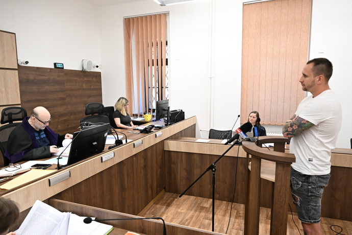 FOTO: Vladislav Trejbal odmítl vypovídat. – stránka 16