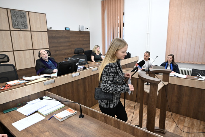 FOTO: Mercedes Treyová u soudu. – stránka 14