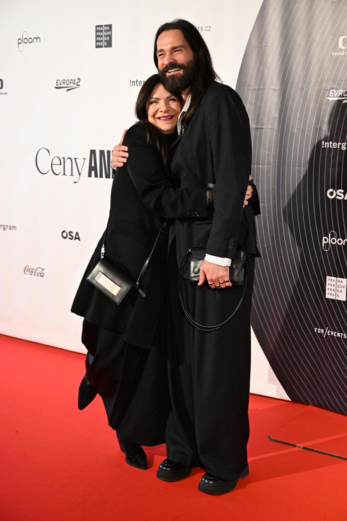 FOTO: Anna K. dorazila v doprovodu kadeřníka Michala Zapoměla. – stránka 1