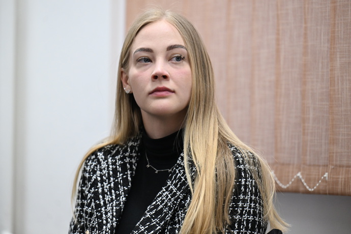 FOTO: Mercedes Treyová u soudu. – stránka 11