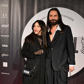 Anna K. na Cenách Anděl 2025 s kadeřníkem Michalem Zapomělem. 