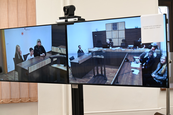 FOTO: Soud probíhal prostřednictvím videí. – stránka 9