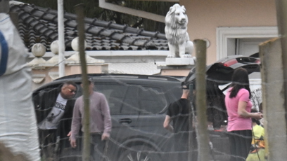 FOTO: Karlos Vémola po chvíli vyparkoval své auto.