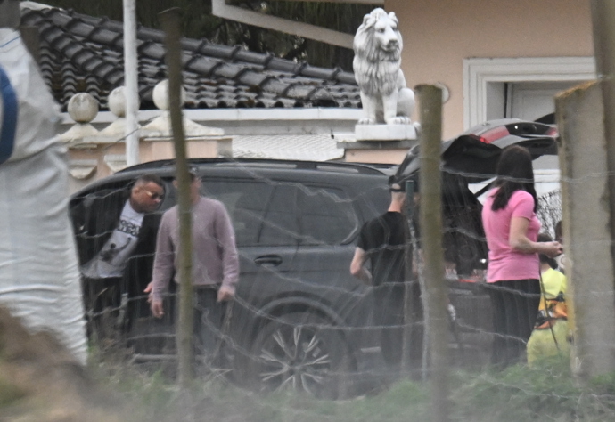 FOTO: Karlos Vémola po chvíli vyparkoval své auto. – stránka 10