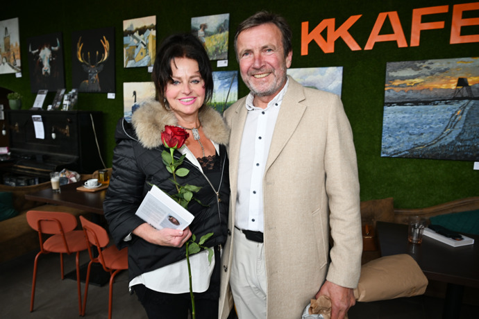 FOTO: Na křtu knihy Moniky Pelleové se potkala se starými známými. – stránka 4