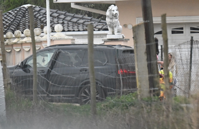 FOTO: Lela Ceterová u Karlosova auta. – stránka 9