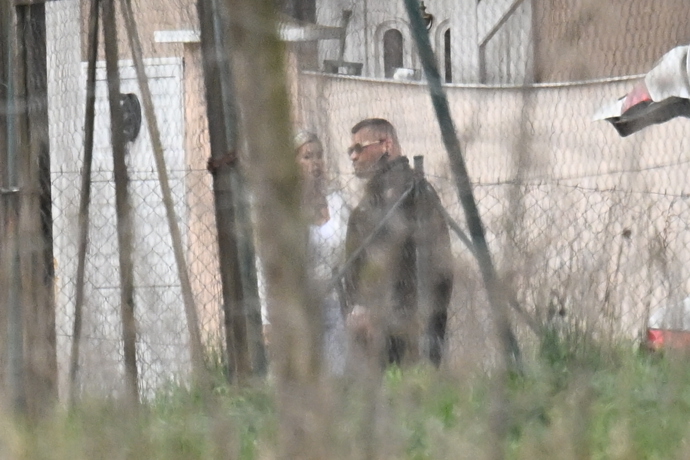 FOTO: Lela Ceterová s Karlosem Vémolou. – stránka 8