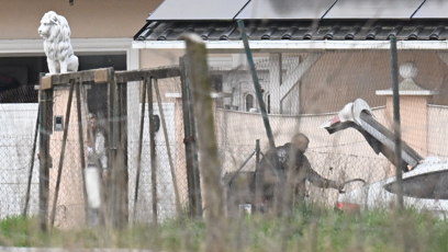 FOTO: Karlos Vémola pomáhal Lele s věcmi z auta.