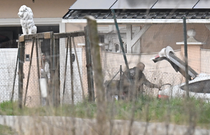 FOTO: Karlos Vémola pomáhal Lele s věcmi z auta. – stránka 7