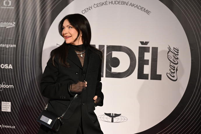 FOTO: Zpěvačka Anna K. dorazila celá v černém. – stránka 6
