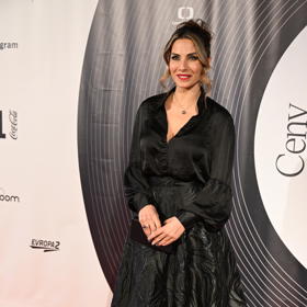 Eva Decastelo doplnila šaty návrhářky Aleny Wilson setem s tahitskými perlami a diamanty v celkové hodnotě 164 000 Kč. 