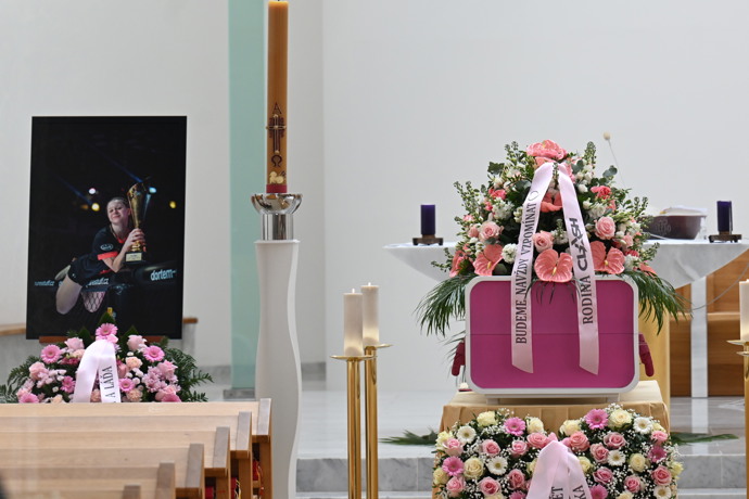 FOTO: Poslední rozloučení s Dominikou Elischerovou. – stránka 84