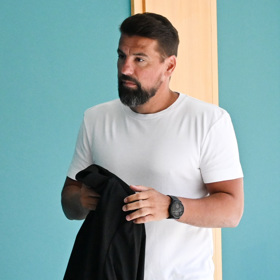 Milan Baroš se mrzutě procházel na chodbě.
