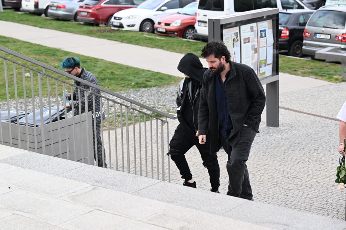 FOTO: Youtuber Sibiřan na pohřbu Míny. Celou dobu měl nasazenou kapuci a černé brýle. – stránka 4