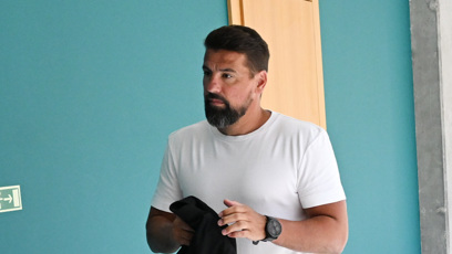 FOTO: Milan Baroš dorazil opět v ležérním outfitu.