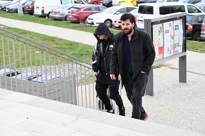 FOTO: Youtuber Sibiřan na pohřbu Míny. Celou dobu měl nasazenou kapuci a černé brýle. – stránka 3