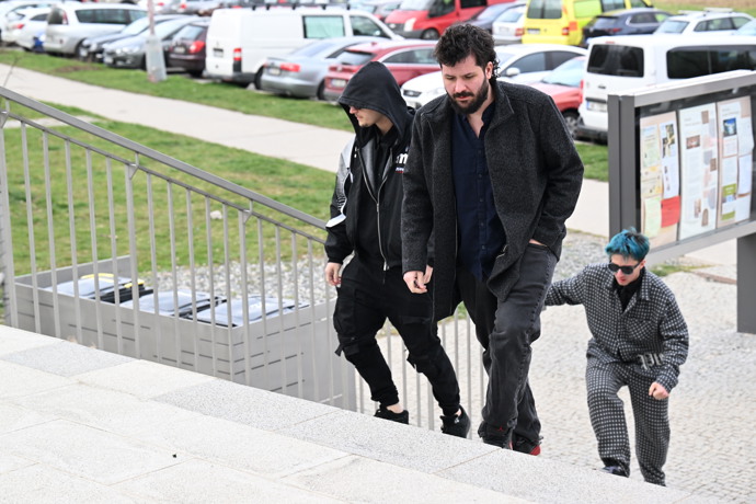 FOTO: Youtuber Sibiřan na pohřbu Míny. Celou dobu měl nasazenou kapuci a černé brýle. – stránka 2