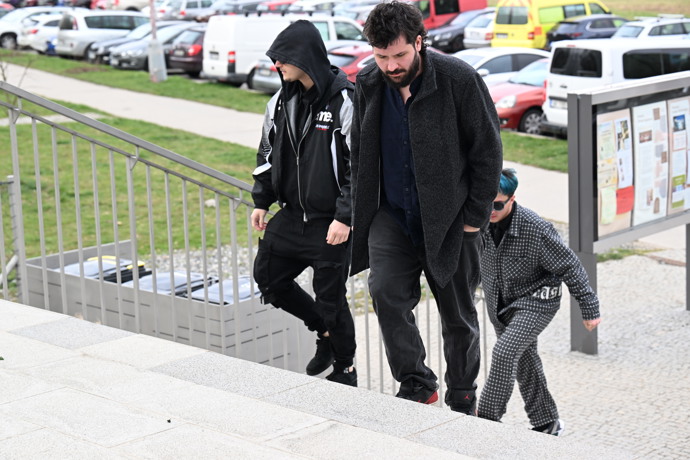 FOTO: Youtuber Sibiřan na pohřbu Míny. Celou dobu měl nasazenou kapuci a černé brýle. – stránka 1