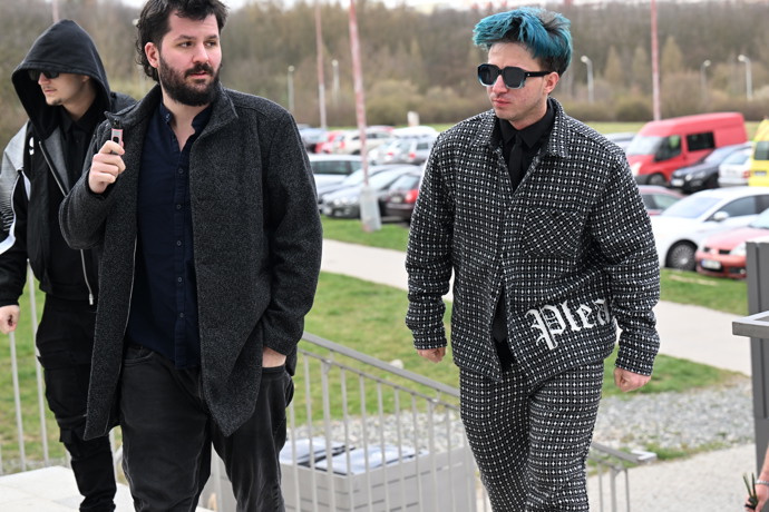 FOTO: Youtuber Sibiřan na pohřbu Míny. Celou dobu měl nasazenou kapuci a černé brýle.