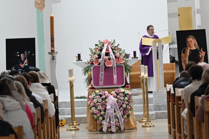 FOTO: Pohřeb Dominiky Elischerové. – stránka 54