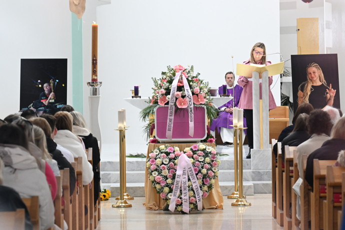 FOTO: Pohřeb Dominiky Elischerové. – stránka 55