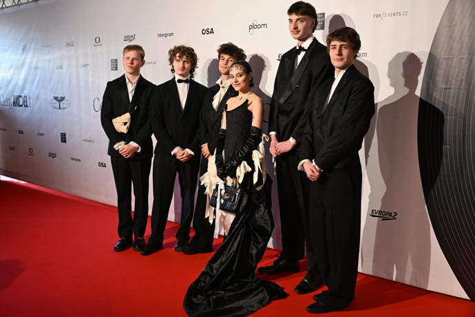 FOTO: Zpěvačka Marie April se svou kapelou. – stránka 9