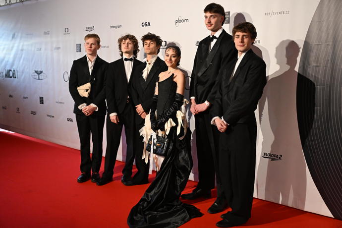 FOTO: Zpěvačka Marie April se svou kapelou. – stránka 5