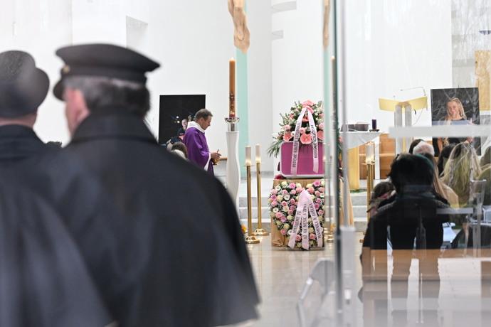 FOTO: Pohřeb Dominiky Elischerové. – stránka 57