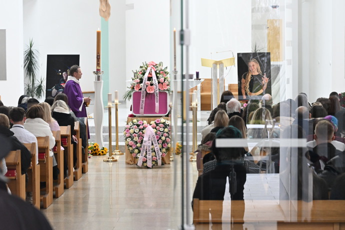 FOTO: Pohřeb Dominiky Elischerové. – stránka 56