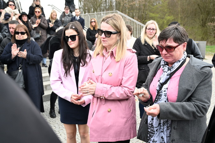 FOTO: Zdrcená maminka Petra. – stránka 32