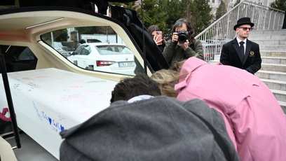 FOTO: Maminka padla k rakvi a rozplakala se.