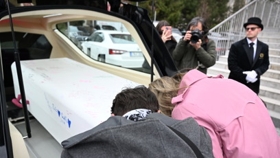 FOTO: Maminka Petra se loučí se svou dcerou.