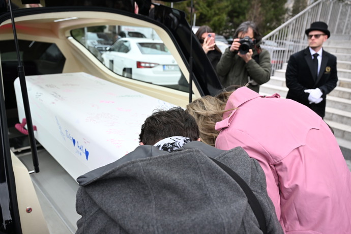 FOTO: Maminka Petra se loučí se svou dcerou. – stránka 28