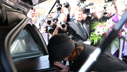 FOTO: Radka Potměšilová políbila rakev.