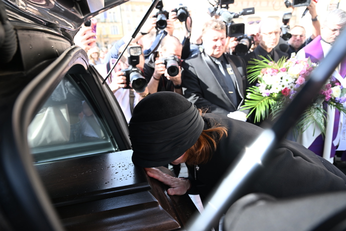 FOTO: Radka Potměšilová políbila rakev. – stránka 20