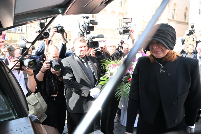 FOTO: Radka Potměšilová na pohřbu svého manžela Jana Potměšila. – stránka 17