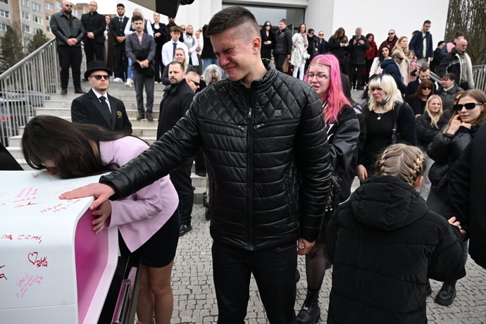 FOTO: Poslední rozloučení s influencerkou Dominikou Elischerovou alias Mínou. – stránka 47