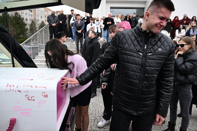 FOTO: Poslední rozloučení s influencerkou Dominikou Elischerovou alias Mínou. – stránka 46