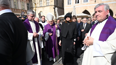 FOTO: Radka Potměšilová ve smutečním.