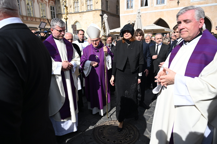 FOTO: Radka Potměšilová ve smutečním. – stránka 15