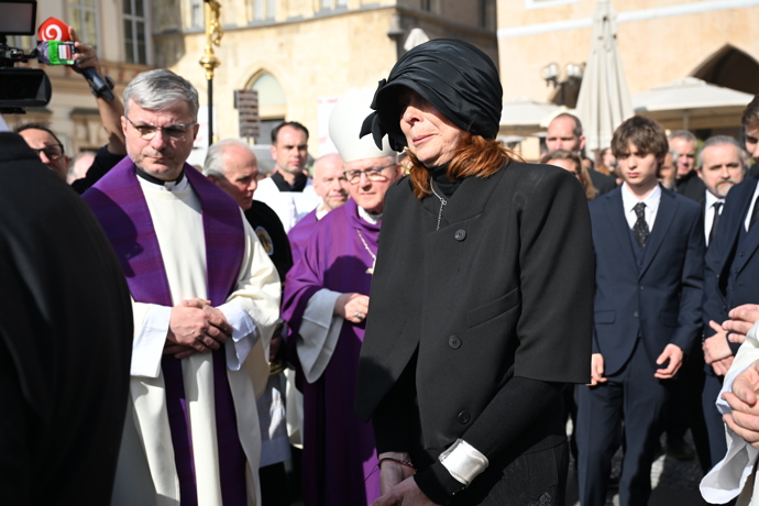 FOTO: Radka Potměšilová na pohřbu. – stránka 14