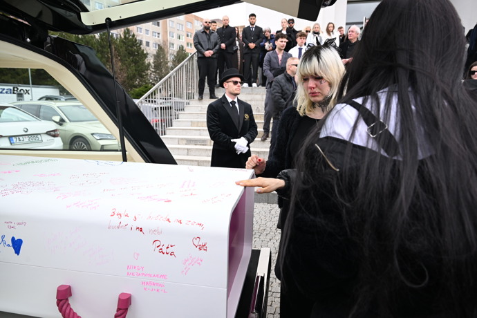FOTO: Poslední rozloučení s influencerkou Dominikou Elischerovou alias Mínou. – stránka 42