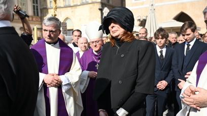 FOTO: Radka Potměšilová na pohřbu svého muže.