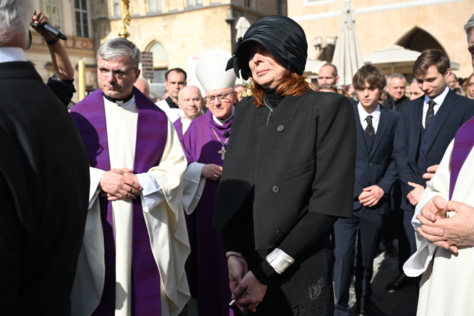 FOTO: Radka Potměšilová na pohřbu svého muže. – stránka 12