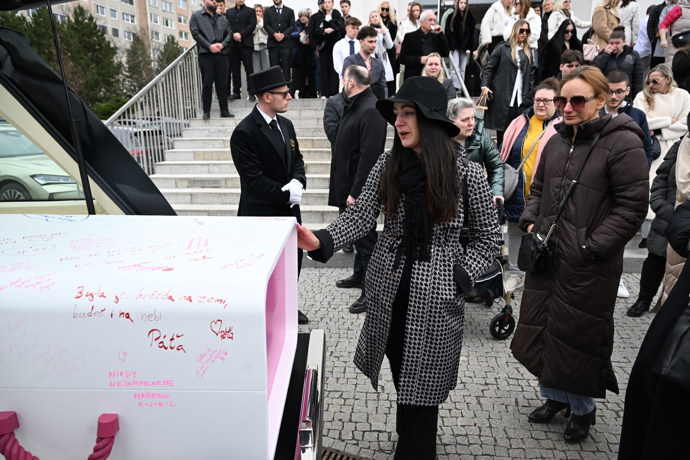FOTO: Poslední rozloučení s influencerkou Dominikou Elischerovou alias Mínou. – stránka 40